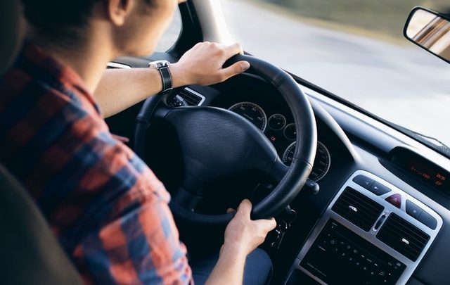 Nie trzymasz rąk na kierownicy, wiercisz się – 500 zł mandatu. Zmiany w przepisach
