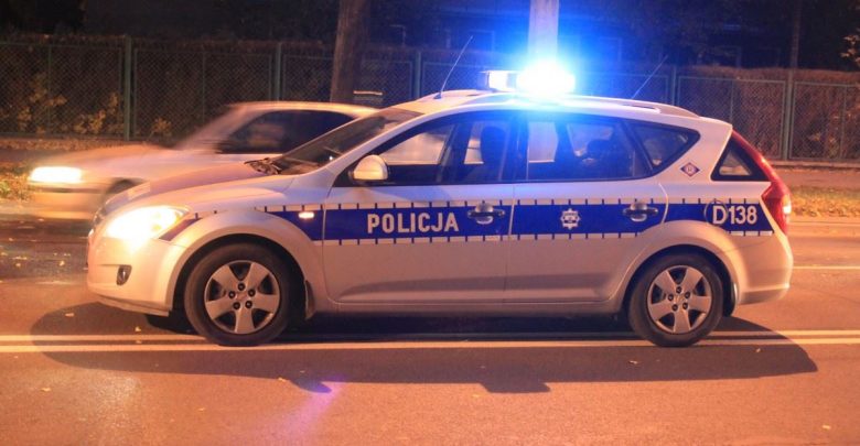Dwuletnia dziewczynka połknęła tabletkę do zmywarki. Policjanci eskortowali ją do szpitala