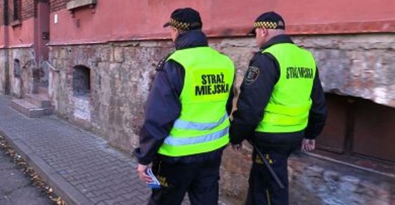 Koniec z faszystowskimi symbolami! Trwa akcja straży miejskiej w Chorzowie