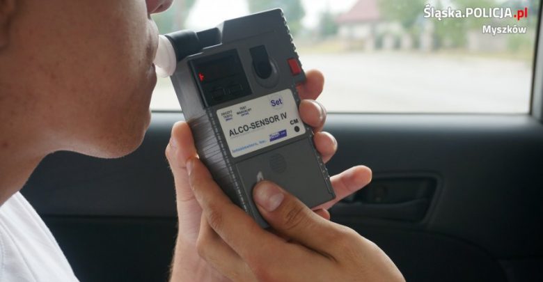Tychy: Próbował wjechać pod rampę załadunkową. Bez skutku. Kierowca tira miał 3 promile! (fot.policja.pl)