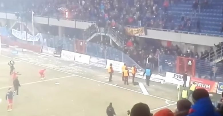 Policja namierzyła kolejnego kibola, który brał udział w zadymie, po której sędzia musiał przerwać mecz Piast Gliwice - Górnik Zabrze (fot. youtube.com)