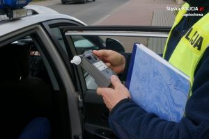 Rybnik: Podczas manewrów na parkingu wjechała w drzewo. Miała ponad 3 promile (fot.poglądowe)