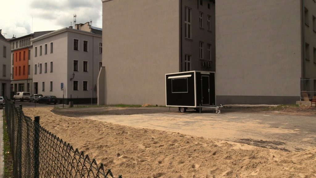 W centrum Gliwic powstaje plaża. Na plac między ulicą Raciborską, a Kaczyńcem wysypano już 50 ton żółtego piasku