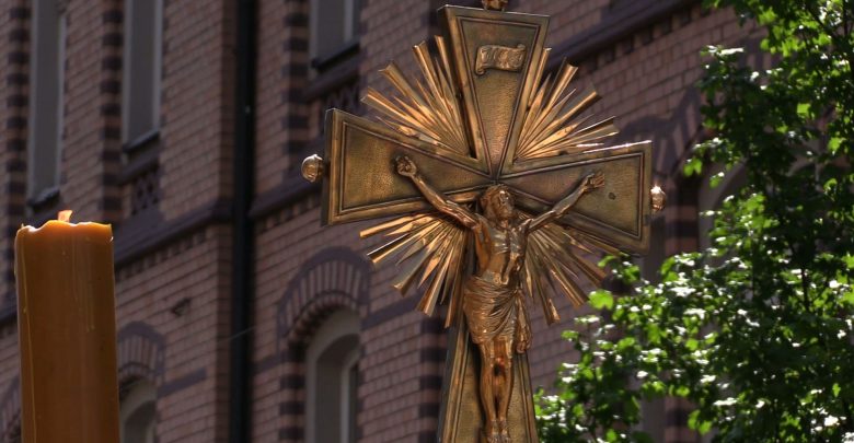 Procesja Bożego Ciała przeszła ulicami Katowic. Abp Skworc: Jako Kościół jesteśmy z Eucharystii i dla Eucharystii