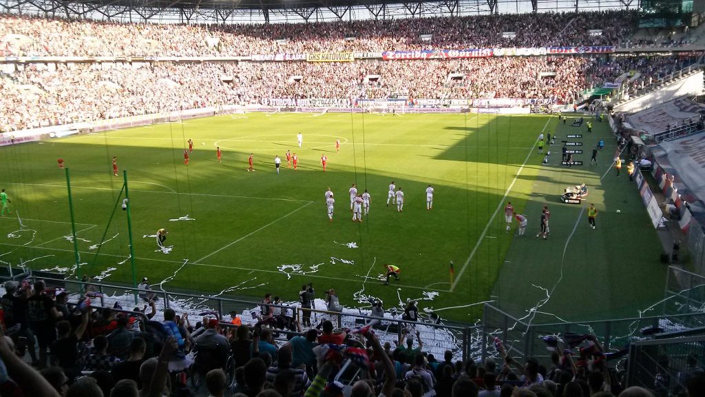 Górnik Zabrze - Wisław Kraków 1-0 do przerwy! Górnik walczy o puchary przy pełnych trybunach! (fot.Radosław Nosal)