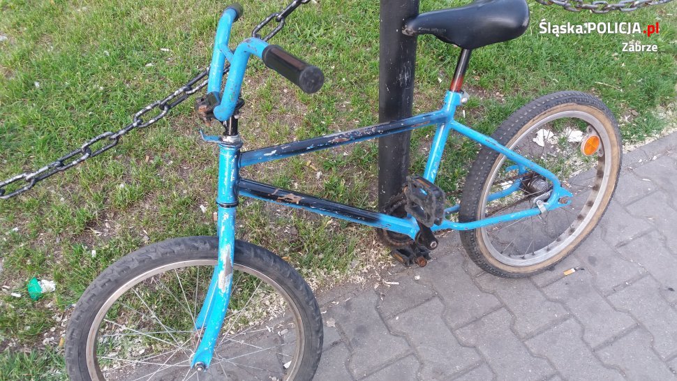 Groźny wypadek w Zabrzu. W centrum miasta 12-letni rowerzysta wjechał w samochód osobowy (fot.KMP Zabrze)