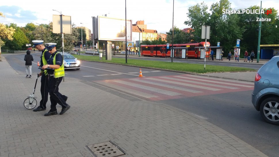 Groźny wypadek w Zabrzu. W centrum miasta 12-letni rowerzysta wjechał w samochód osobowy (fot.KMP Zabrze)
