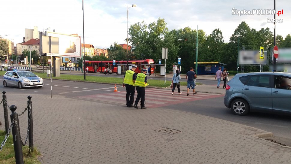 Groźny wypadek w Zabrzu. W centrum miasta 12-letni rowerzysta wjechał w samochód osobowy (fot.KMP Zabrze)