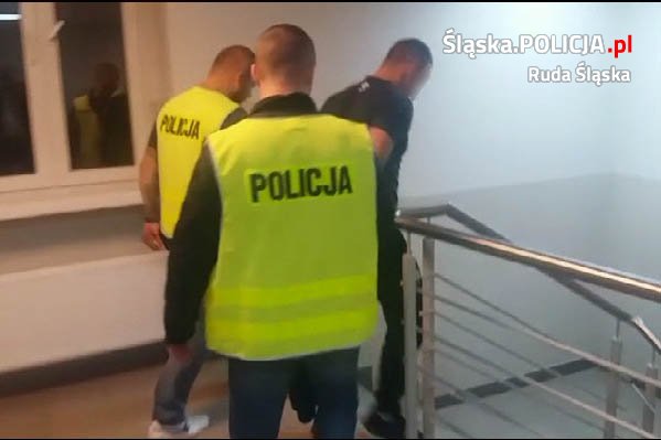 Kryminalni z Rudy Śląskiej zatrzymali kolejnego mężczyznę, podejrzanego o udział w grupie przestępczej powiązanej ze środowiskiem pseudokibiców (fot.KMP Ruda Śląska)