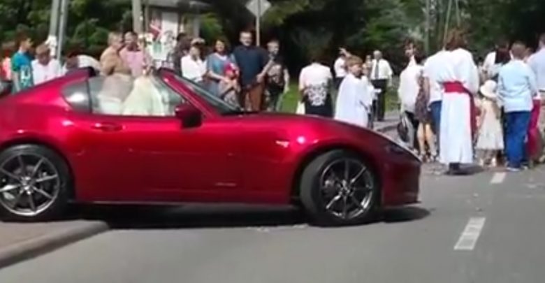 Procesji Bożego Ciała przewodniczył tu ksiądz, który monstrancję z Przenajświętszym Sakramentem wiózł ...w kabriolecie (fot. PszczynaTV/youtube.com)