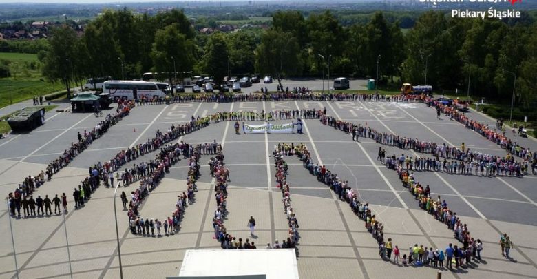 Gigantyczna dłoń z ludzi? Rekord pobity! Co się działo pod Kopcem Wyzwolenia w Piekarach Śląskich? (fot.policja)