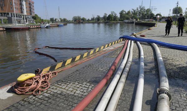 Gdańsk: Ścieki nie spływają już do Motławy. Awaryjny zrzut ścieków zakończony (fot.TVP Info)