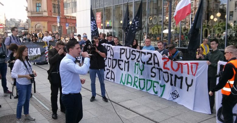Na Rynku w Katowicach w niedzielę 20.05 rozpoczęła się manifestacja Młodzieży Wszechpolskiej