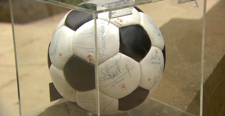 Piłkarskie pamiątki pomogły chorym dzieciom z hospicjum onkologicznego (TVP Sport)