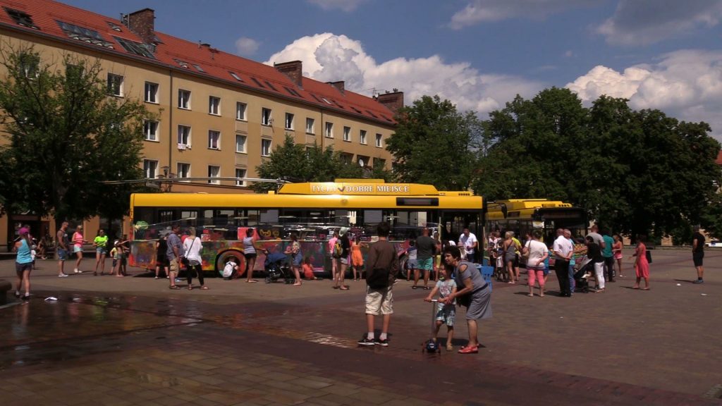 Takiego Dnia Dziecka w Tychach jeszcze nie było! Dzieci na 1 czerwca do pomalowania dostały trolejbus!