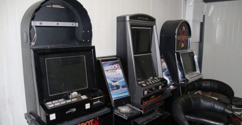 Zostawił córkę w samochodzie i poszedł grać na automatach (fot.www.policja.pl)