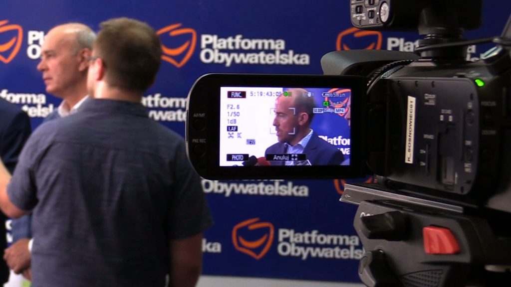 Platforma Obywatelska kontynuuje akcję „Konwój Wstydu”, w której zwraca uwagę na nagrody i premie wypłacane politykom Prawa i Sprawiedliwości