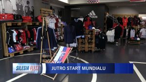 Biało-czerwony szalik to niezbędnik kibica podczas Mistrzostw Świata. I nie tylko szalik