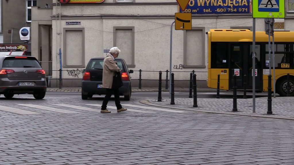 Woonerf w Gliwicach to bubel? Kierowcy robią, co chcą, a policja chce usuwać słupki