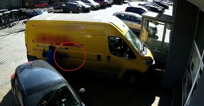 Gliwice: Złodziej okradający furgon z przesyłkami przytrzasnął sobie dłoń drzwiami. Szuka go policja (fot.KMP Gliwice)