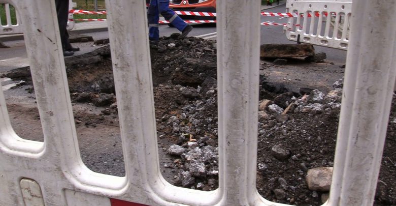 Katowice: Olbrzymia dziura na środku ulicy! Zapadła się część ulicy Kijowskiej