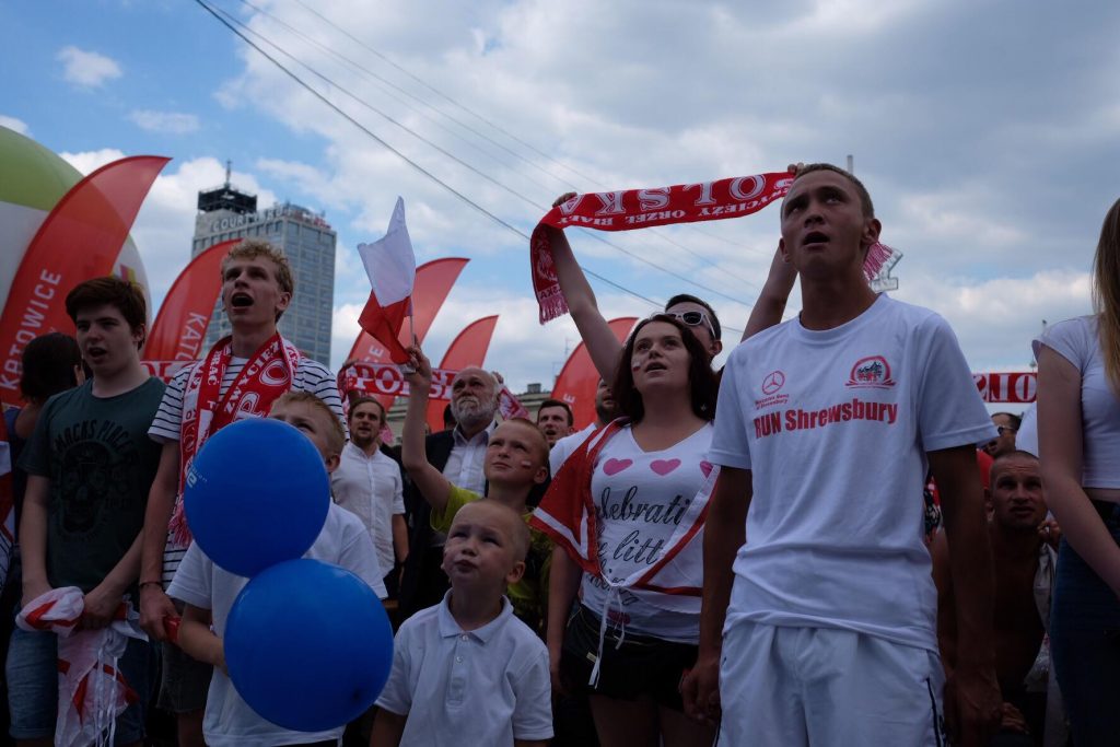 Mecz Polska - Senegal we wtorek, 19 czerwca na Rynku w Katowicach. Coraz więcej ludzi w strefie kibica (fot.Paweł Jędrusik)