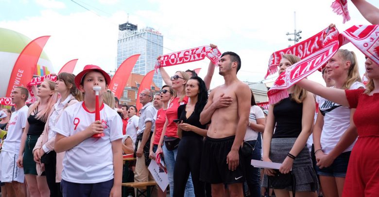 Mecz Polska - Senegal we wtorek, 19 czerwca na Rynku w Katowicach. Coraz więcej ludzi w strefie kibica (fot.Paweł Jędrusik)