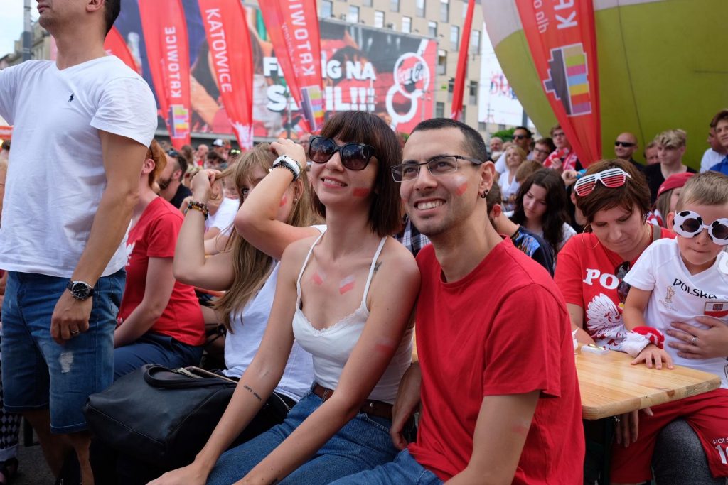 Biało-czerwoni grają w Moskwie z Senegalem, a tysiące kibiców trzyma za nich kciuki w katowickiej strefie kibica (Paweł Jędrusik)