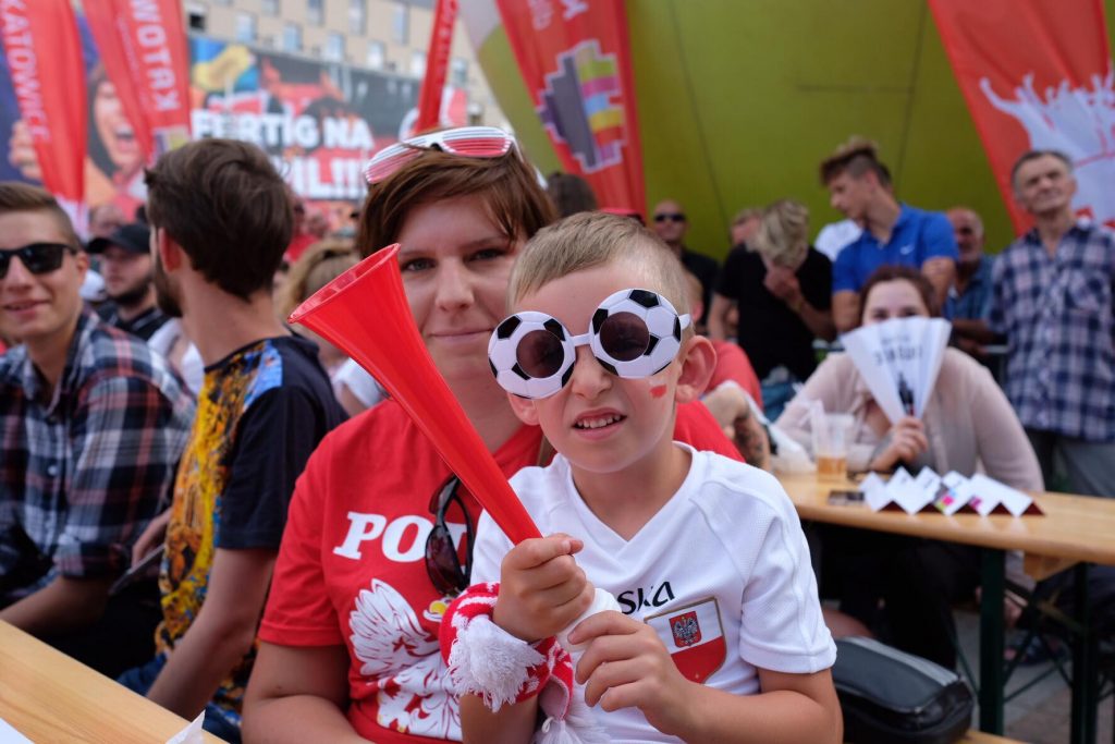 Biało-czerwoni grają w Moskwie z Senegalem, a tysiące kibiców trzyma za nich kciuki w katowickiej strefie kibica (Paweł Jędrusik)