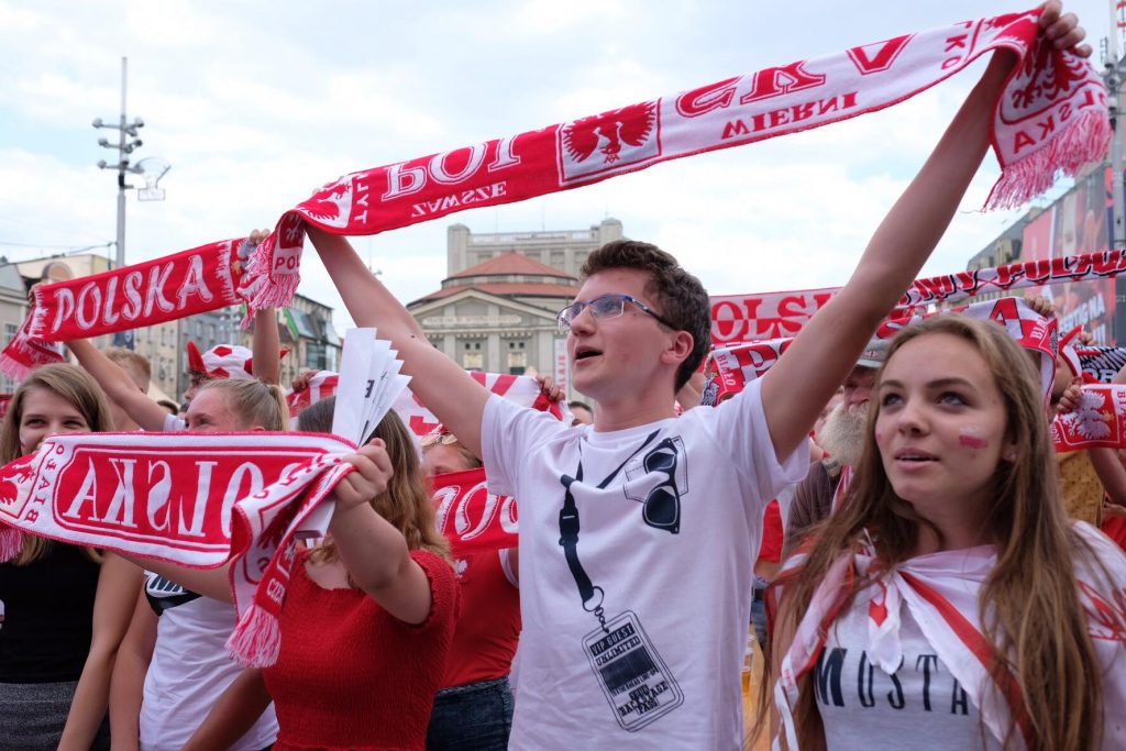 Mecz Polska - Senegal we wtorek, 19 czerwca na Rynku w Katowicach. Coraz więcej ludzi w strefie kibica (fot.Paweł Jędrusik)