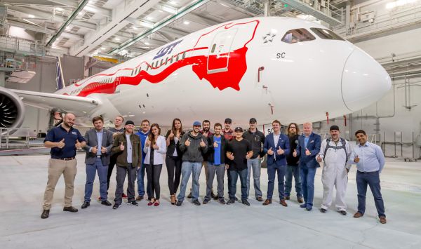 Ależ piękny! Dreamliner w polskich barwach przyleci w czerwcu do Warszawy (TVP Info)