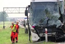 Wypadek autokaru z dziećmi na autostradzie A4. Wśród rannych są dzieci, które podróżowały autobusem (TVP Info)