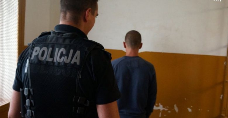 Podpalił mieszkanie sąsiada. Stał i przyglądał się, jak płonie jego dobytek. Tak "kazał mu Bóg" (fot.Śląska Policja)