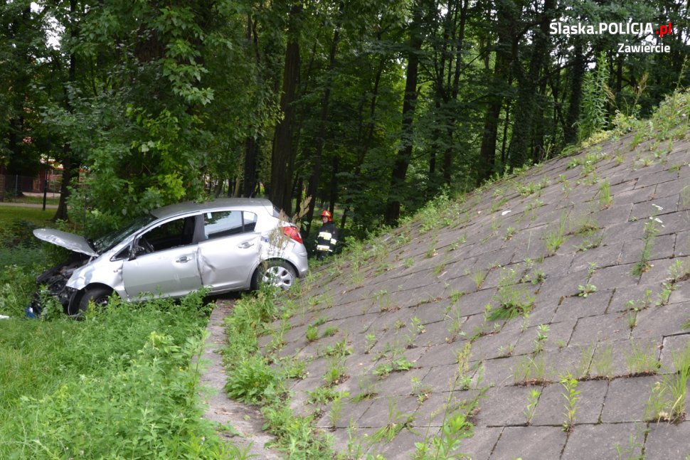 Śląskie: Wypadek na DK 78. Samochód osobowy spadł z wiaduktu (fot.policja)
