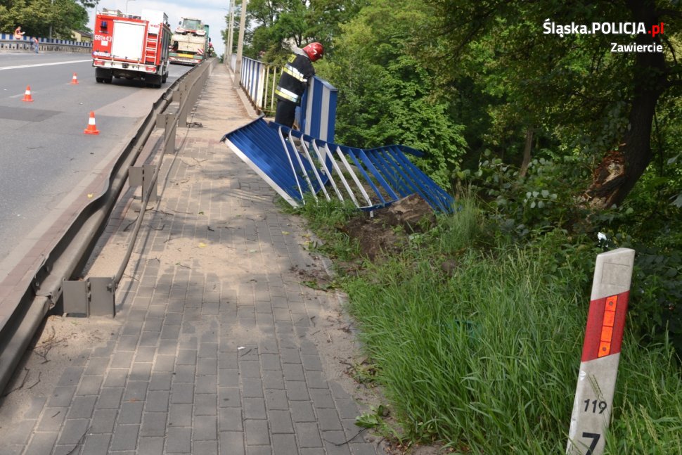 Śląskie: Wypadek na DK 78. Samochód osobowy spadł z wiaduktu (fot.policja)