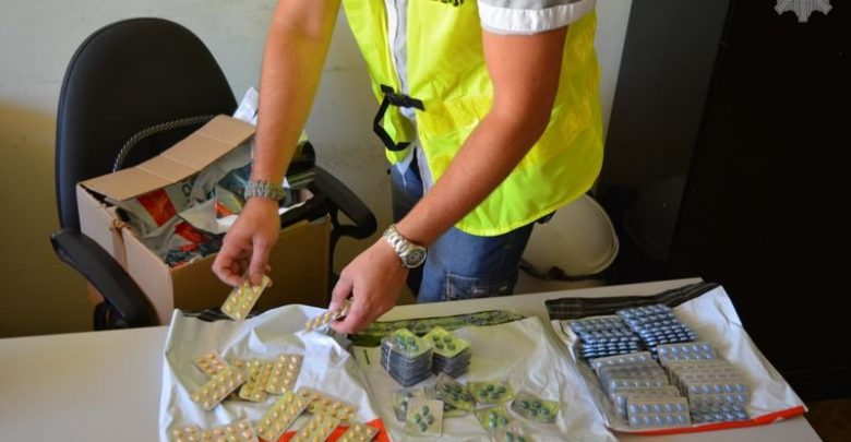 Sprzedawał leki na potencję. W jego mieszkaniu znaleziono ponad 1100 tabletek (fot.www.policja.pl)