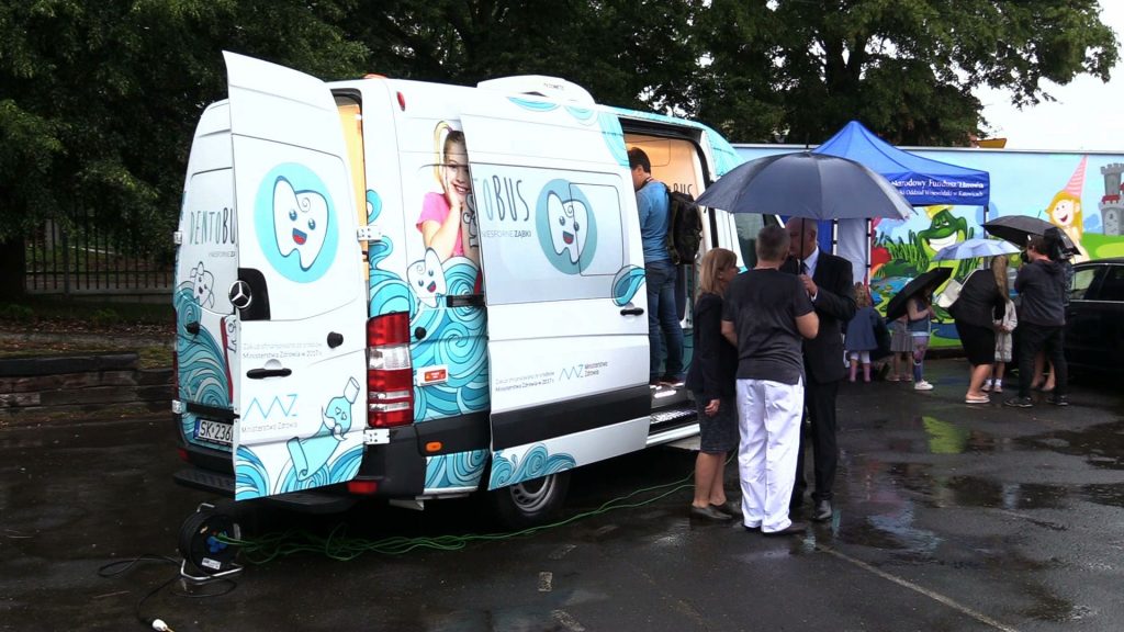 Dentobus jeździ po województwie śląskim. Leczy zęby dzieciom