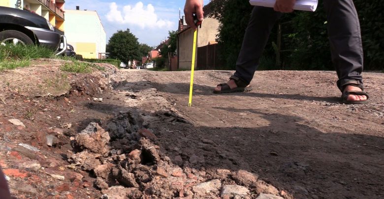 Od Annasza do Kajfasza chodzą mieszkańcy gliwickiej dzielnicy Sośnica. Pytają, kto jest winien za opłakany stan drogi i kto ją wyremontuje