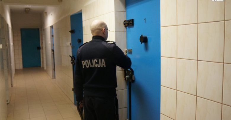 Śląskie: Znęcał się nad matką. Kobieta zadłużyła się na 70 tys. złotych, bo bała się syna (fot.Śląska Policja)