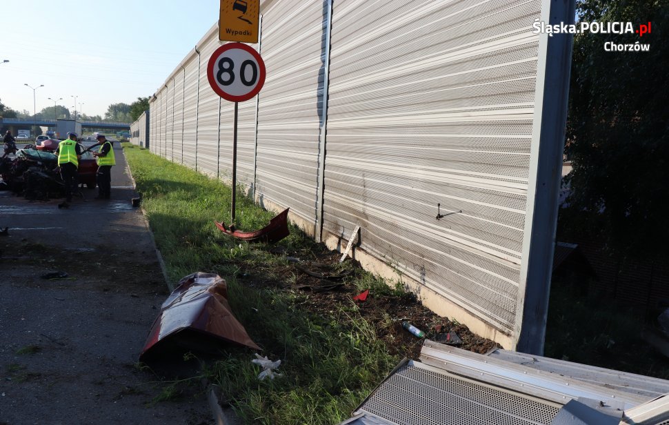 Śmiertelny wypadek na DTŚ w Chorzowie. We wtorek, 31 lipca na Drogowej Trasie Średnicowej samochód wjechał w barierę dźwiękochłonną(KMP Chorzów)