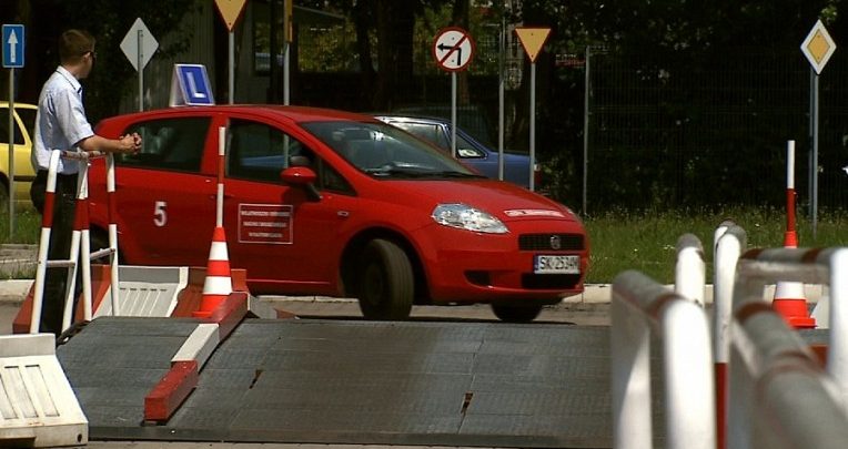 Za kółkiem bez prawa jazdy? Szykuje się REWOLUCJA w przepisach! Przed egzaminem szkolenie z... rodzicem