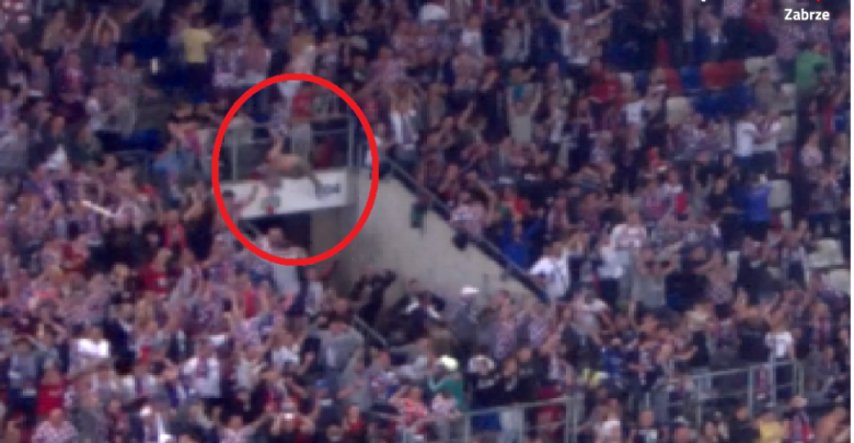 Zabrze: Spadł z trybuny podczas meczu Górnika (fot.Śląska Policja)