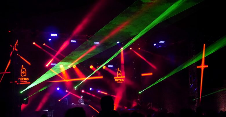 Zamek w Raciborzu głośny i kolorowy. Trwa Intro Festiwal 2018 (fot.Łukasz Kądziołka)