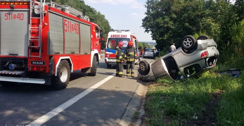 Wypadek i dachowanie na DK 44 w Mikołowie. Zderzyły się dwie osobówki (fot.www.112tychy.pl)