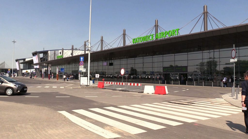 Koszmar zamiast wakacji! Turyści koczowali w Pyrzowicach, bo zepsuł się samolot