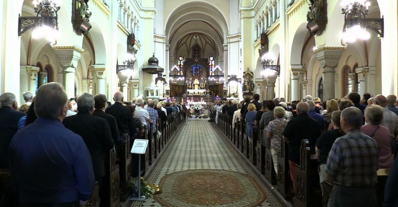 W piątek, 17 sierpnia, na cmentarzu w Katowicach Panewnikach bliscy i przyjaciele pożegnali wybitnego aktora Teatru Ślaskiego w Katowicach - Bernarda Krawczyka