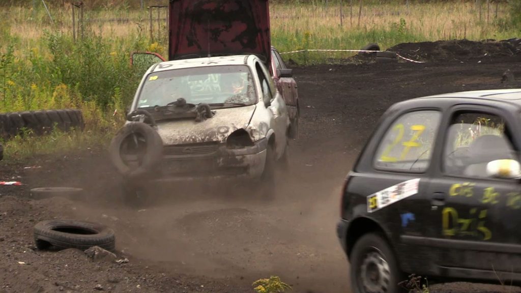 Tumany kurzu i pełna demolka! Kolejny Wrak Race w Gliwicach za nami
