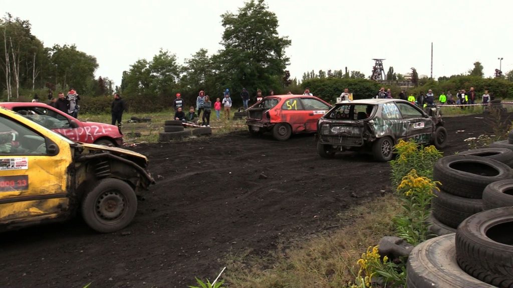 Tumany kurzu i pełna demolka! Kolejny Wrak Race w Gliwicach za nami