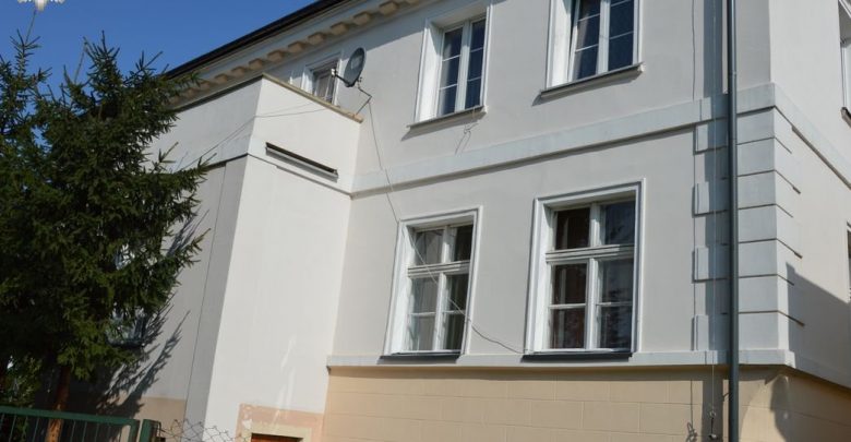Chciał wejść do mieszkania konkubiny po gzymsie. Spadł z wysokości ponad 6 metrów. Zginął na miejscu (fot.www.policja.pl)