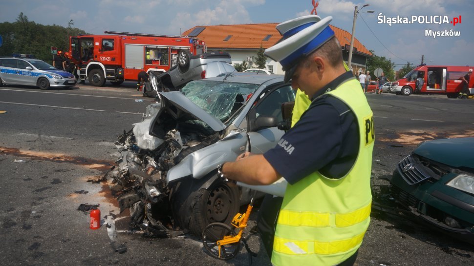Groźny wypadek w Koziegłowach (powiat myszkowski) na Drodze Krajowej nr 1. W zderzeniu 4 samochodów ucierpiały 3 osoby (fot.policja)